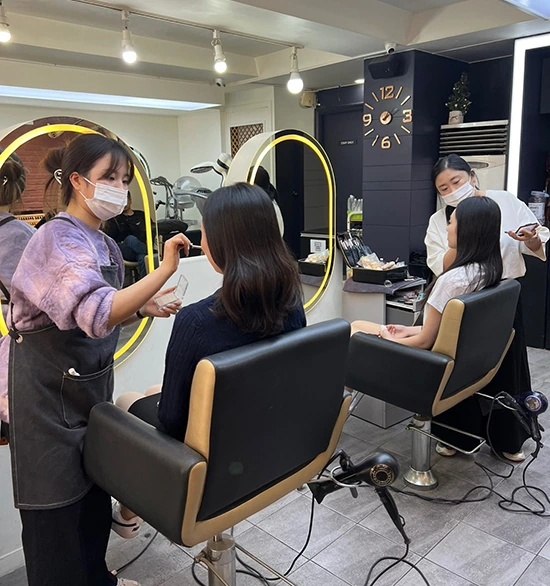 전문 아티스트의 메이크업 지원